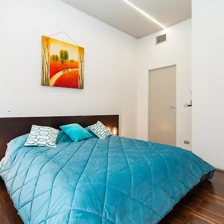 Luxury In Centre Apartment *